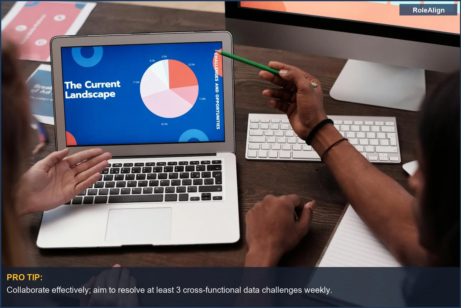 Equipo colaborando en análisis de datos con gráficos en un portátil, reflejando el trabajo en equipo diario de ingeniería de IA/ML.