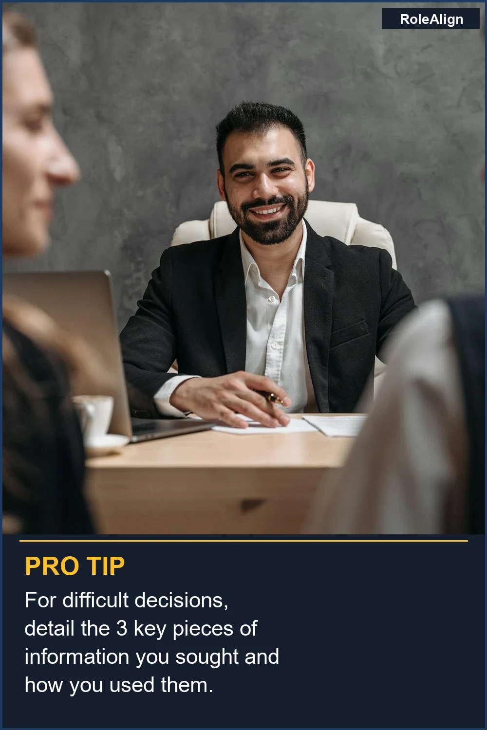 Para decisiones difíciles, detalla las 3 piezas clave de información que buscaste y cómo las utilizaste.