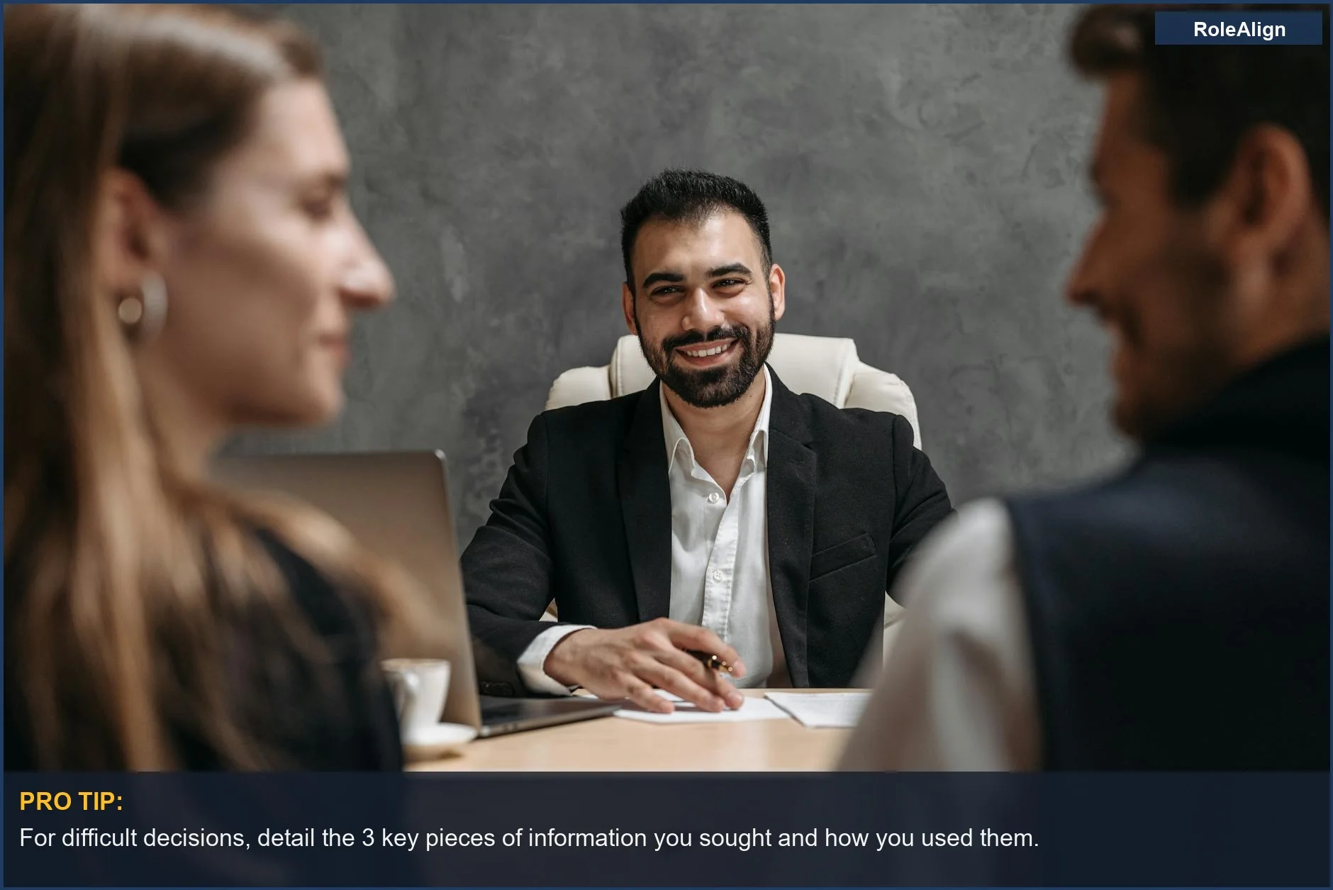 Profesionales de negocios en una oficina moderna, aplicando storytelling avanzado para preguntas de entrevista.