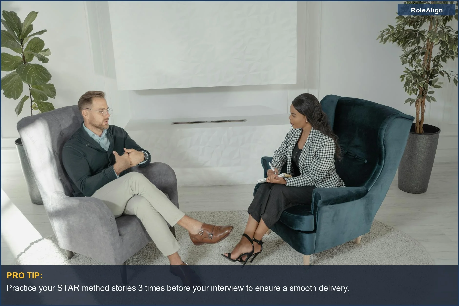 Profesionales discutiendo estrategias de entrevista, dominando el storytelling avanzado para preguntas conductuales.