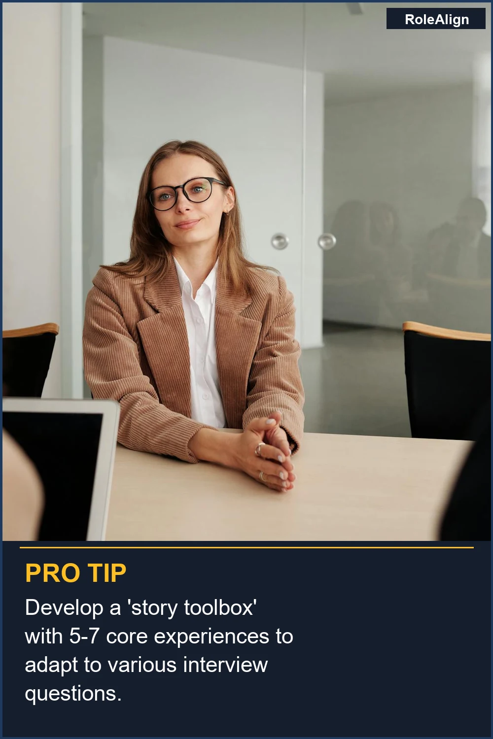 Desarrolla una 'caja de herramientas de historias' con 5-7 experiencias centrales para adaptarlas a diversas preguntas de entrevista.