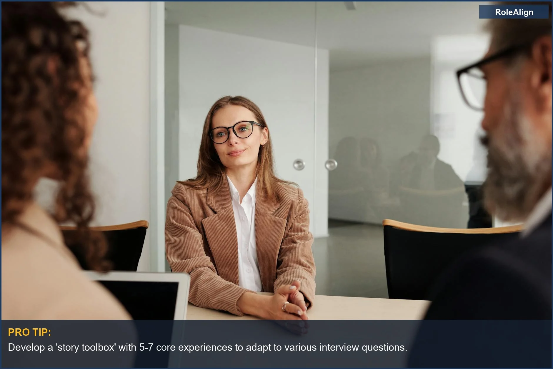 Joven en una entrevista de trabajo, mostrando técnicas avanzadas de storytelling para preguntas conductuales.