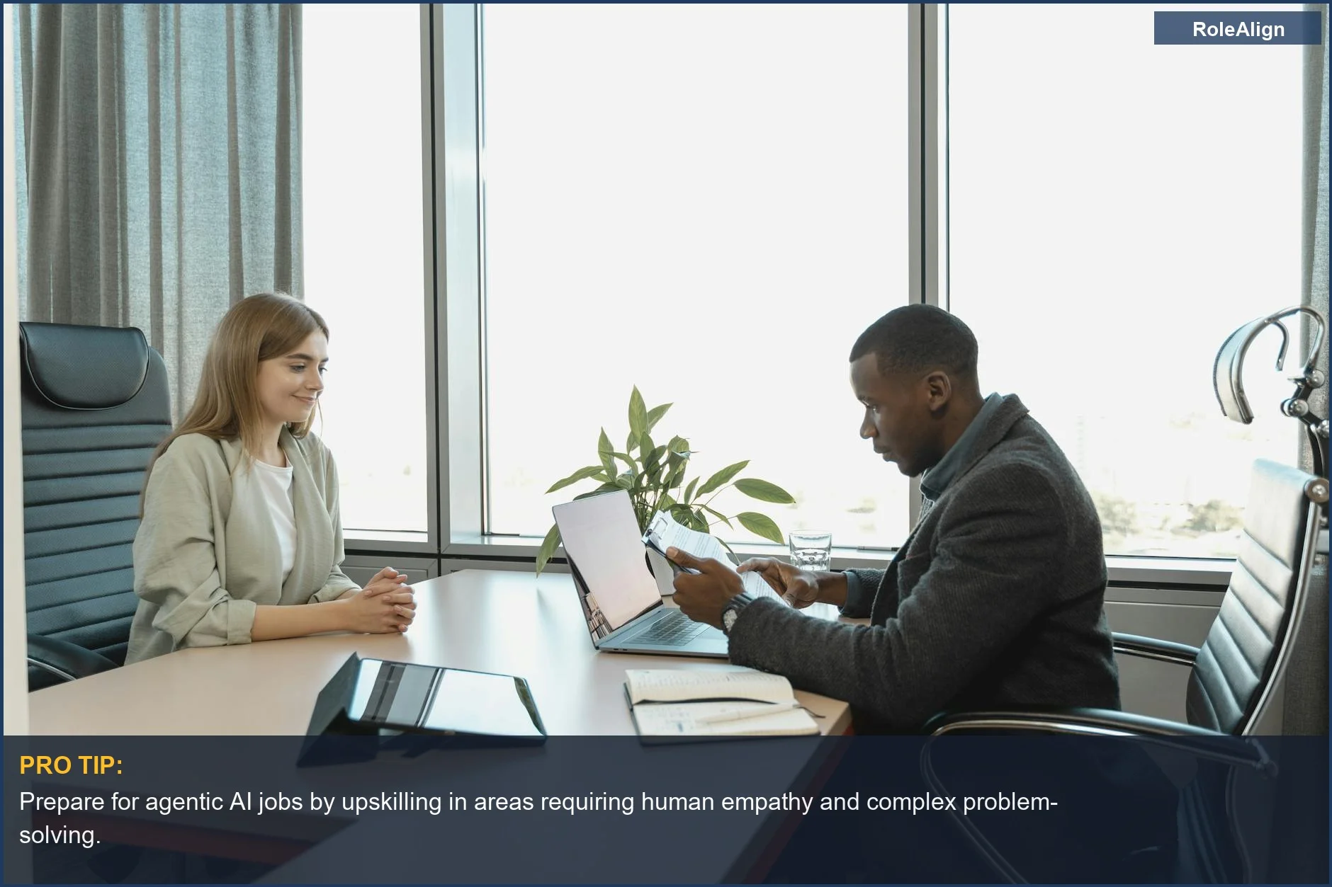 Equipo empresarial diverso discute oportunidades de empleo, reflejando trabajos de IA agentiva conectando con talento humano.