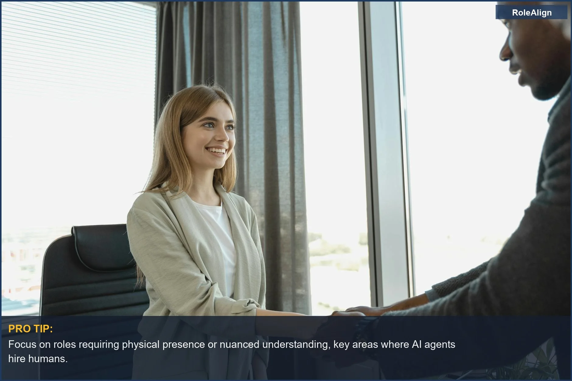 Mujer sonríe después de una entrevista de trabajo exitosa, demostrando agentes de IA contratando humanos para roles matizados.