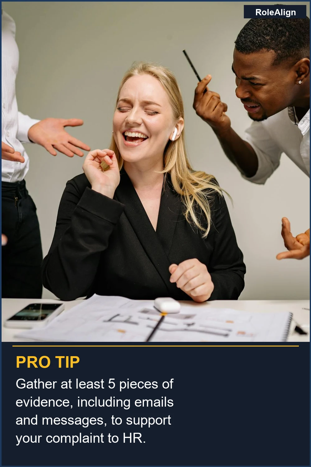 Reúne al menos 5 pruebas, incluidos correos electrónicos y mensajes, para respaldar tu queja a RRHH.