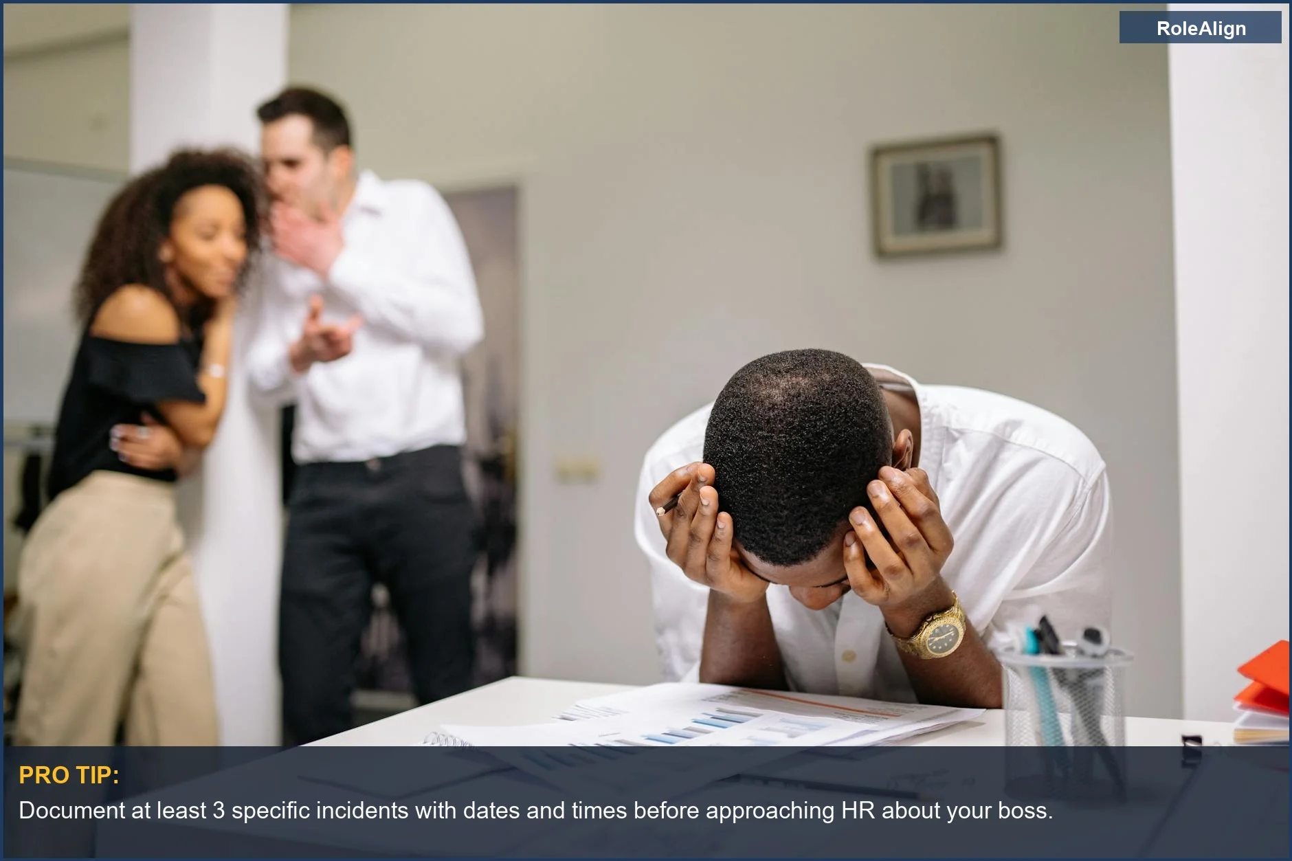 Trabajador de oficina desesperado sintiéndose abrumado, ilustrando el estrés de necesitar quejarse de su jefe a RRHH.