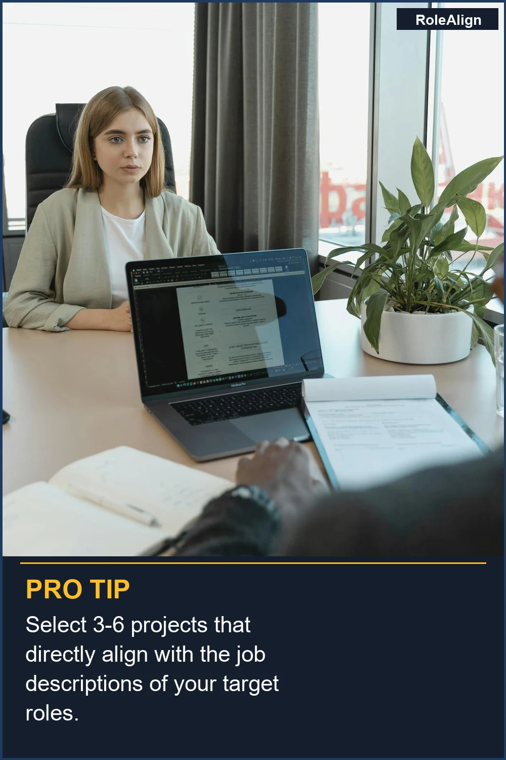 Selecciona 3-6 proyectos que se alineen directamente con las descripciones de los puestos de tus roles objetivo.