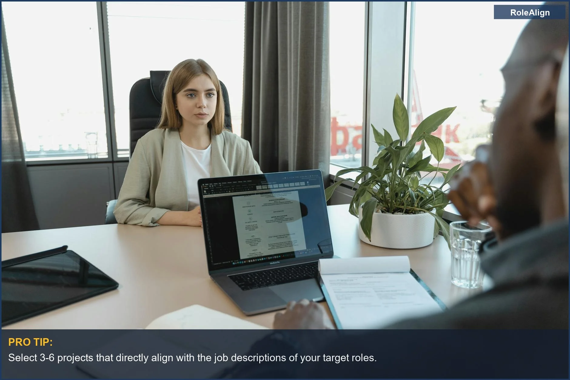 Entrevista de trabajo profesional en una oficina moderna para oportunidades de avance profesional.