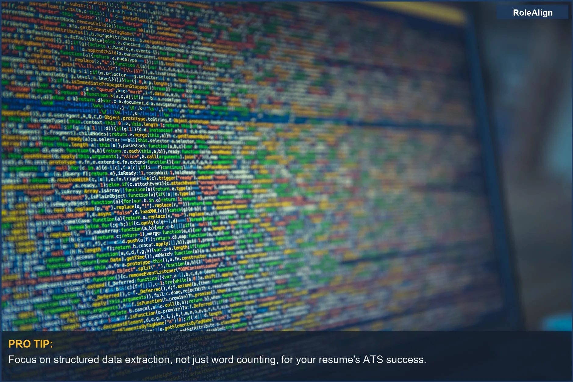 Primer plano de código informático colorido en pantalla, ilustrando la complejidad de los sistemas modernos de análisis de currículums con IA.