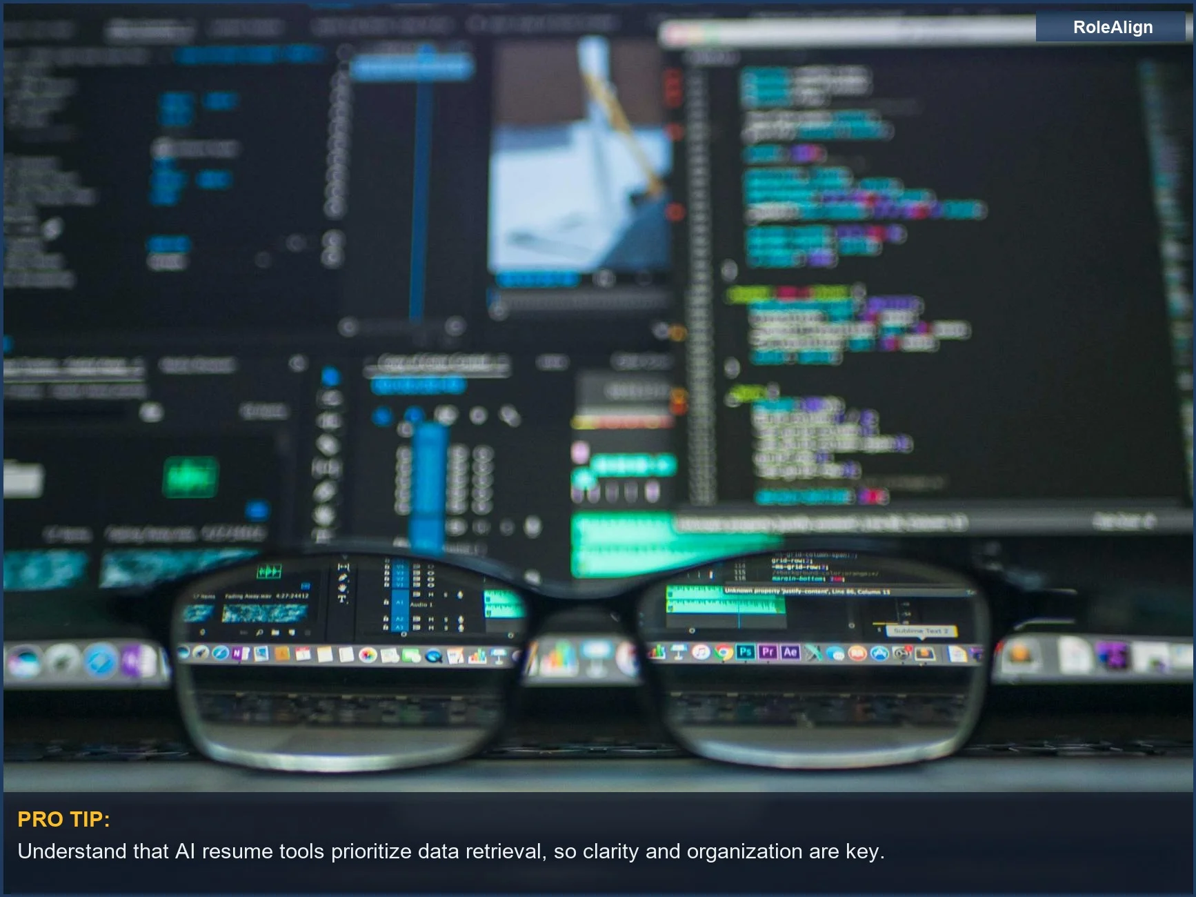 Gafas reflejando código informático brillante en un monitor, simbolizando el análisis técnico detrás de la selección de currículums con IA.