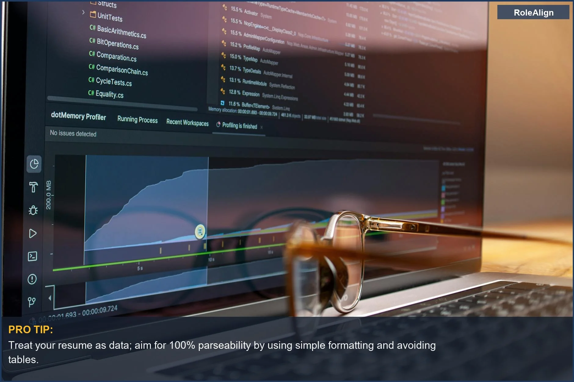 Pantalla de portátil con código y gráficos de rendimiento, destacando la optimización del currículum para la puntuación ATS en transiciones de carrera.
