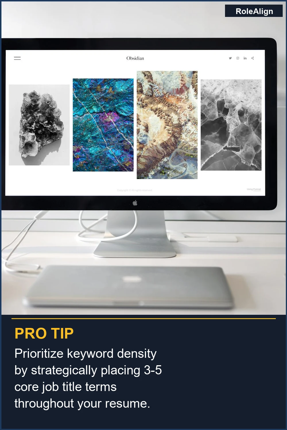 Prioriza la densidad de palabras clave colocando estratégicamente 3-5 términos centrales del título del puesto en tu currículum.