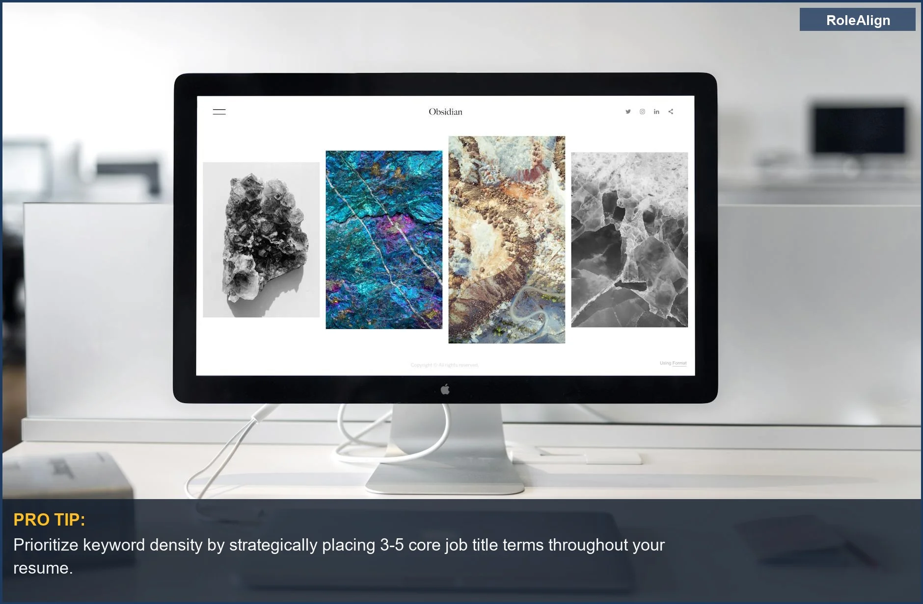 Escritorio de oficina moderno con computadora mostrando arte abstracto, ilustrando el desafío de la puntuación ATS para carreras no lineales.