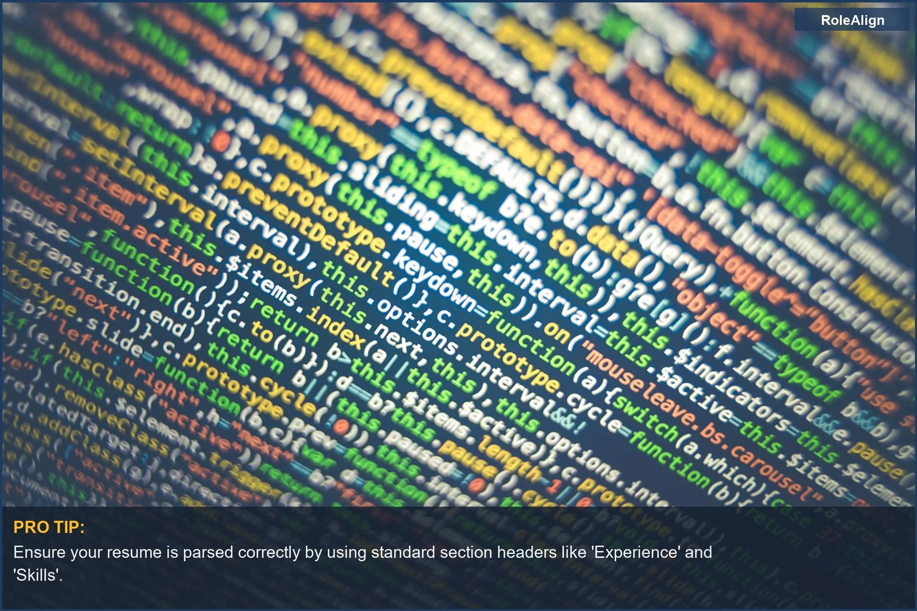 Código fuente vibrante multicolor en pantalla, representando el proceso de análisis de los sistemas ATS para diversas solicitudes de empleo.
