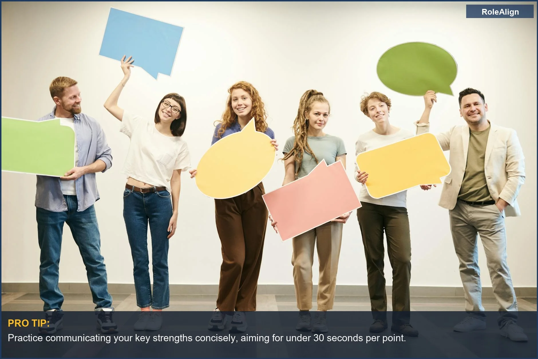 Grupo diverso transmitiendo sus historias de marca personal con burbujas de diálogo coloridas y comunicación positiva.