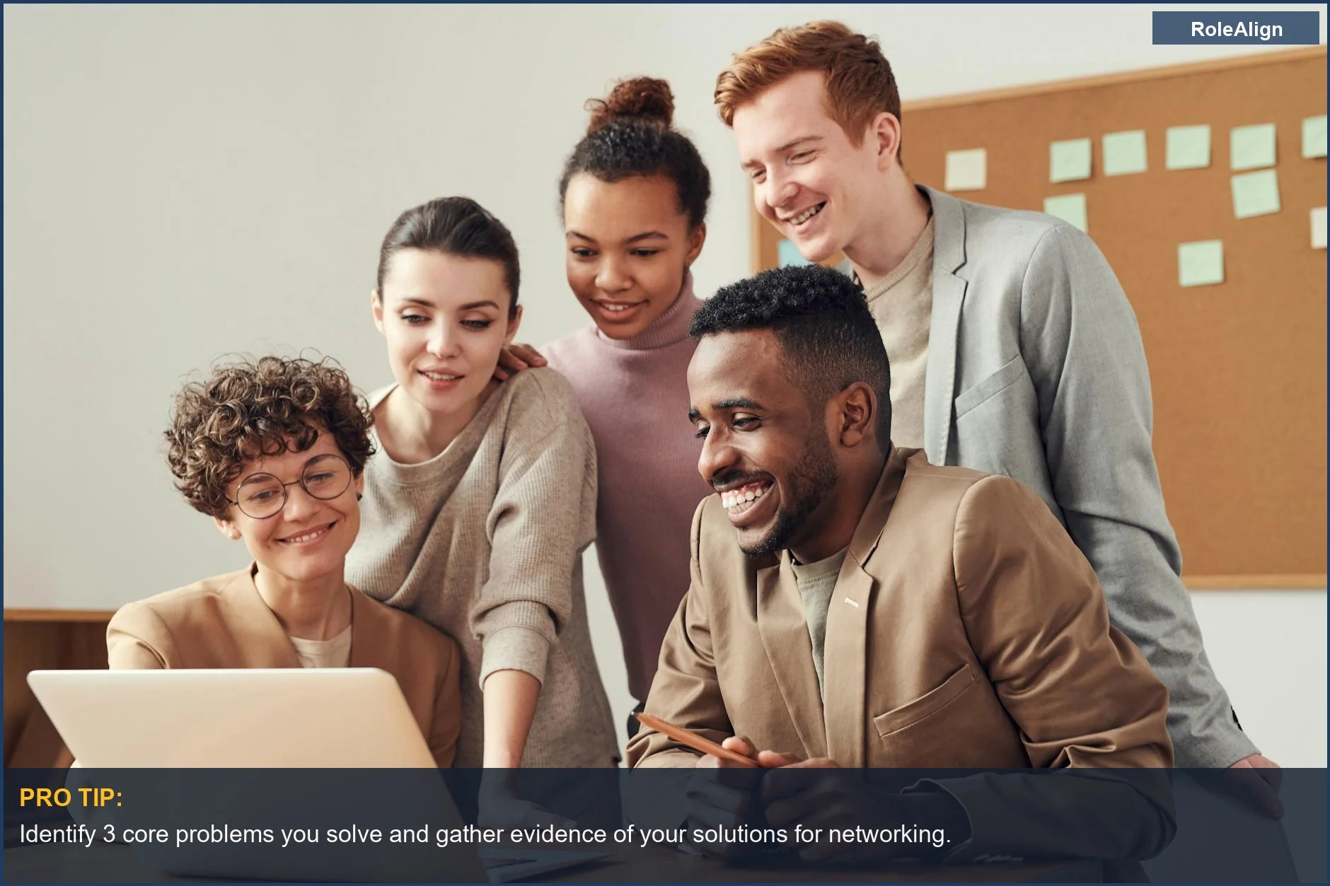 Jóvenes profesionales colaborando, mejorando su narrativa de marca personal única a través del trabajo en equipo y la visión compartida.