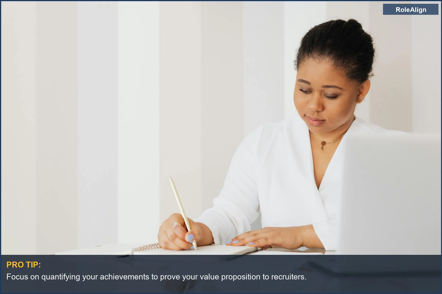 Mujer creando una narrativa de marca personal única para el éxito profesional tomando notas en su escritorio.