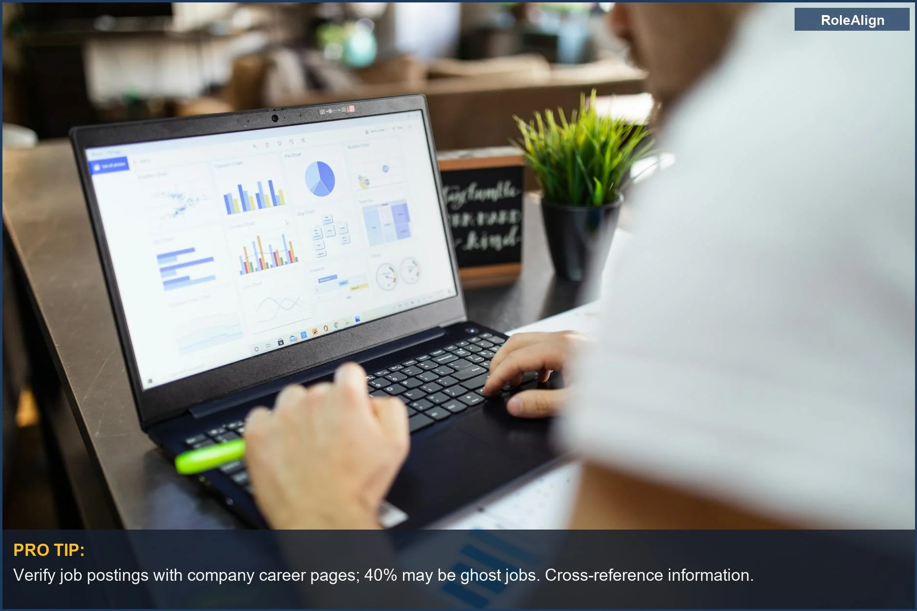Oficina moderna con gráficos de análisis de negocios en un portátil, ilustrando cómo la IA detecta empleos inexistentes.