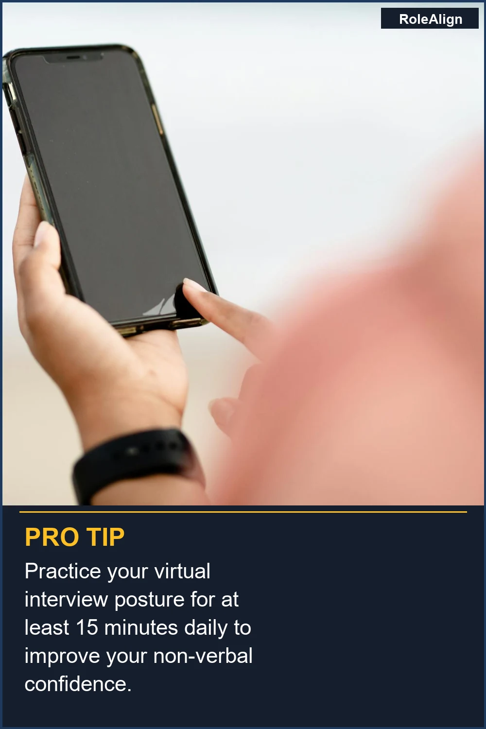 Practica tu postura de entrevista virtual durante al menos 15 minutos al día para mejorar tu confianza no verbal.