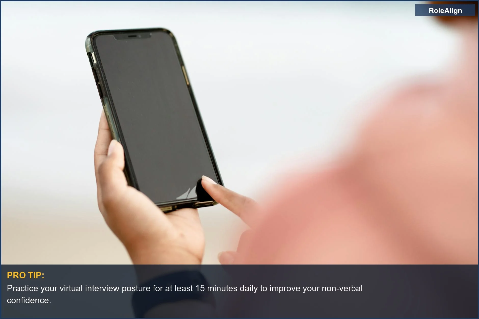 Persona usando un teléfono inteligente al aire libre, demostrando el análisis de señales no verbales por parte de herramientas de preparación de entrevistas con IA.