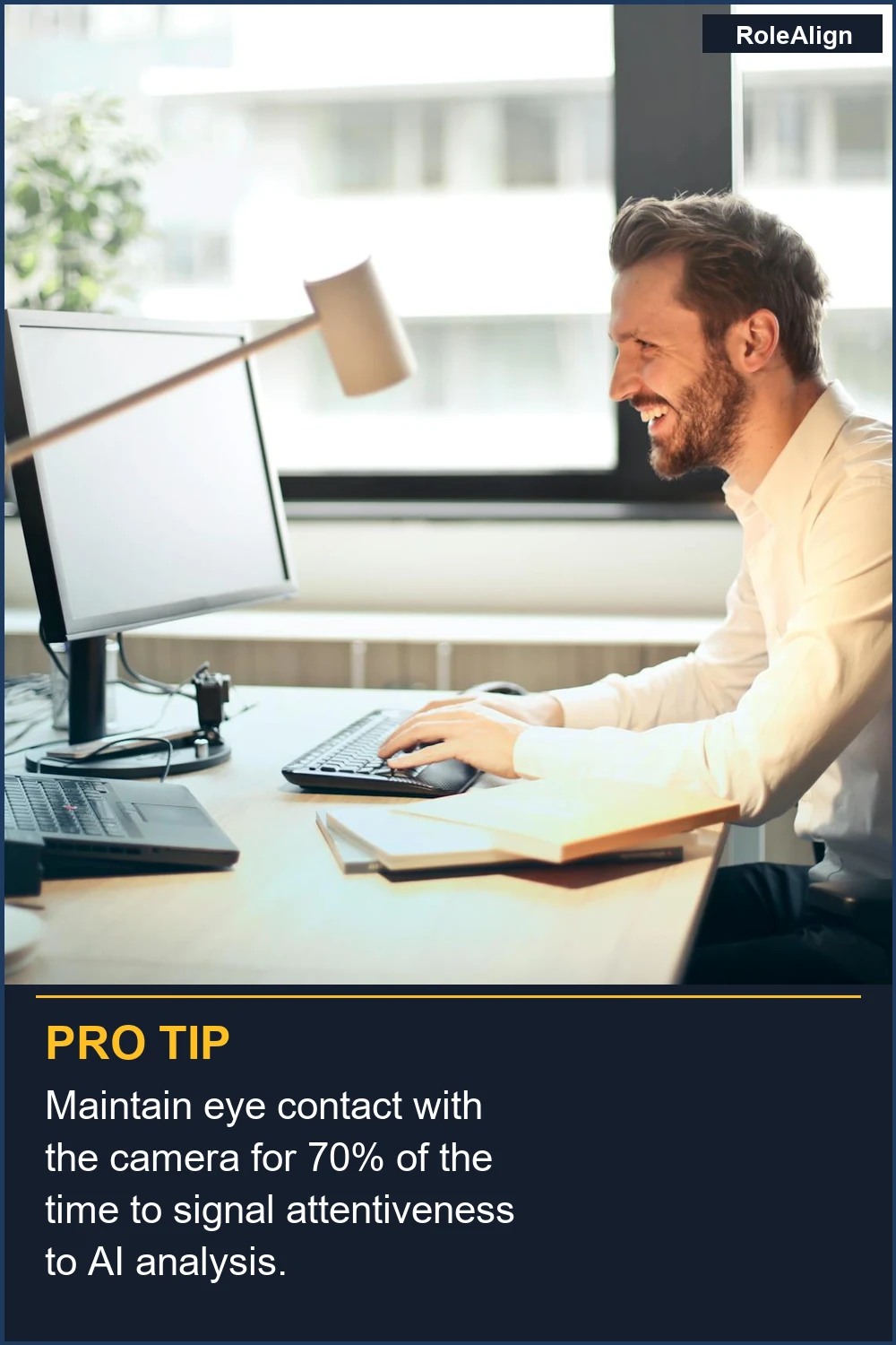 Mantén contacto visual con la cámara durante el 70% del tiempo para señalar atención al análisis de IA.