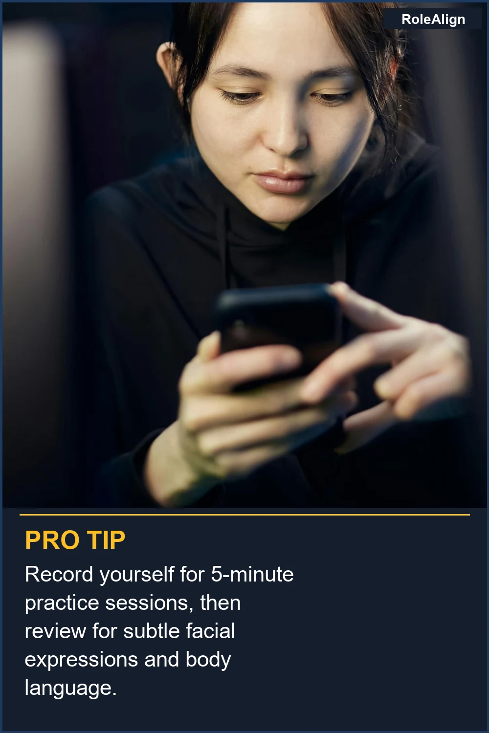 Grábate durante sesiones de práctica de 5 minutos, luego revisa para expresiones faciales sutiles y lenguaje corporal.