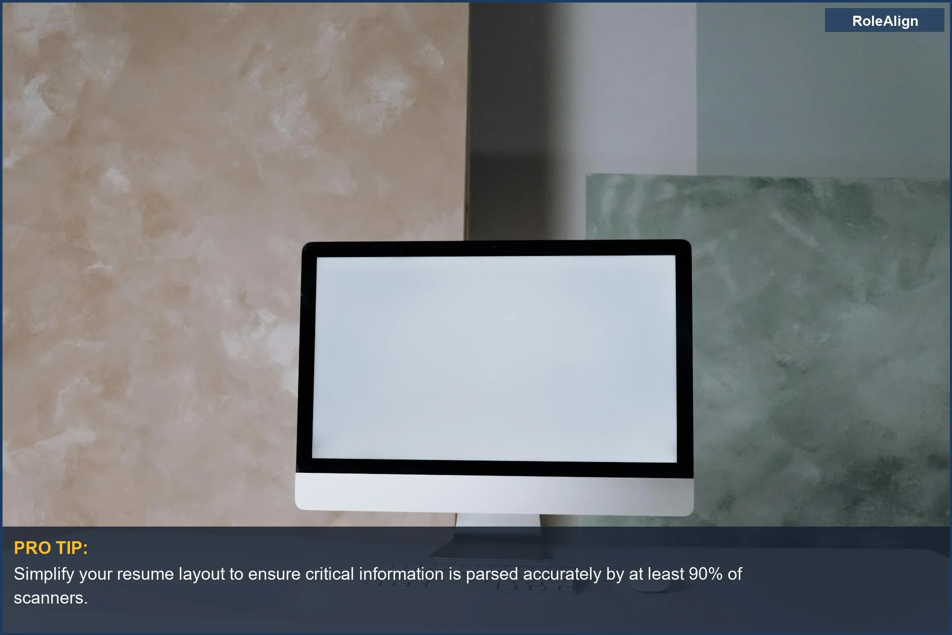 Elegante configuración de escritorio con pantalla de computadora mostrando un currículum, ilustrando cómo los escáneres de currículums con IA malinterpretan los diseños creativos.