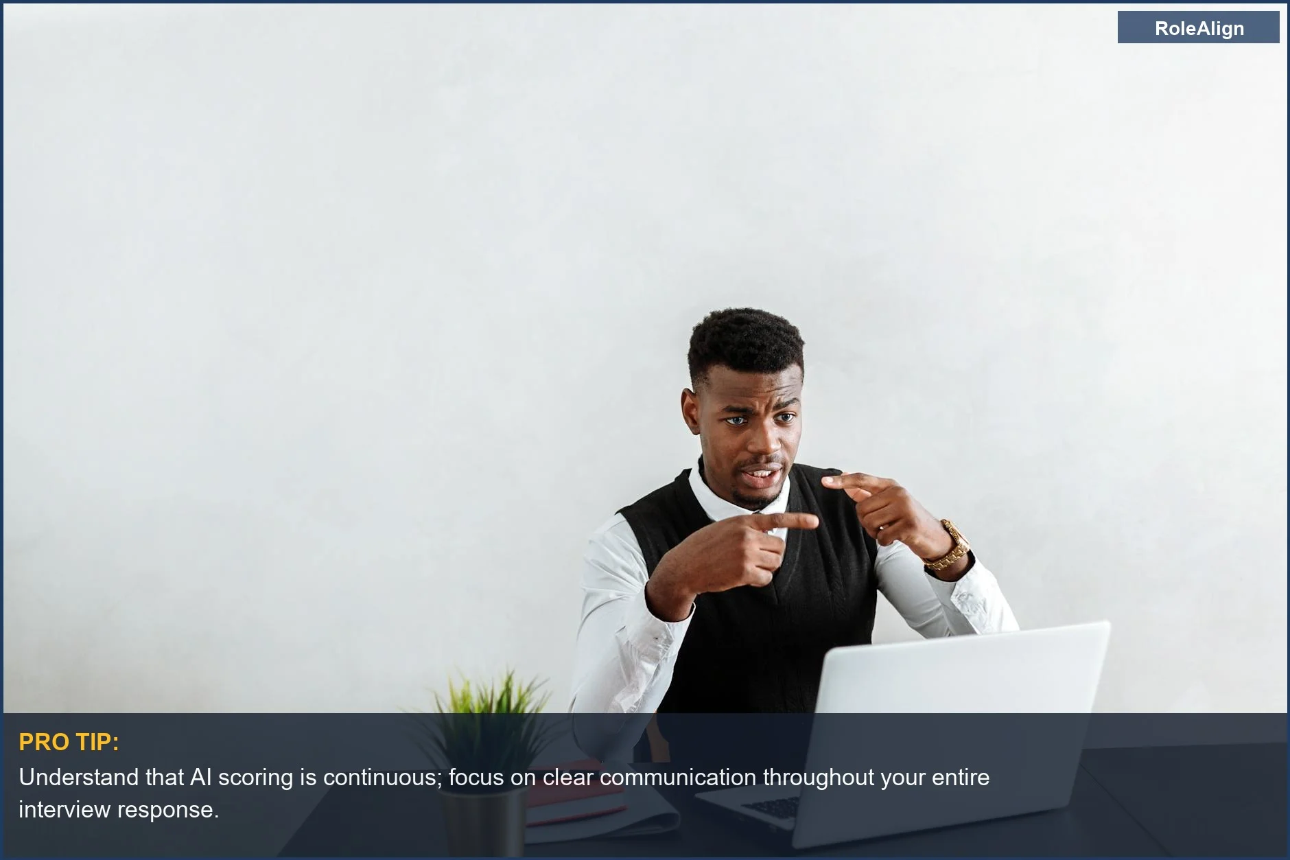 Un hombre de negocios profesional discute durante una videollamada, ilustrando cómo las entrevistas por video con IA califican a los candidatos.