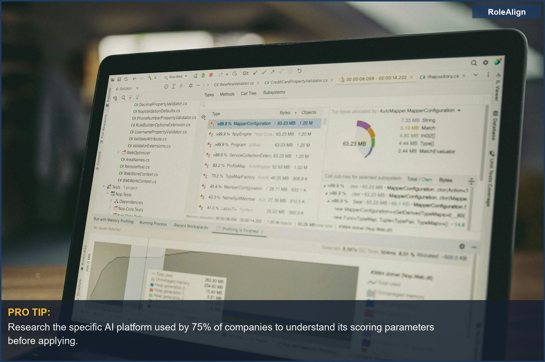 La pantalla de una computadora portátil muestra software de codificación y análisis de datos, lo que demuestra el sesgo de la entrevista de IA en los parámetros de puntuación.