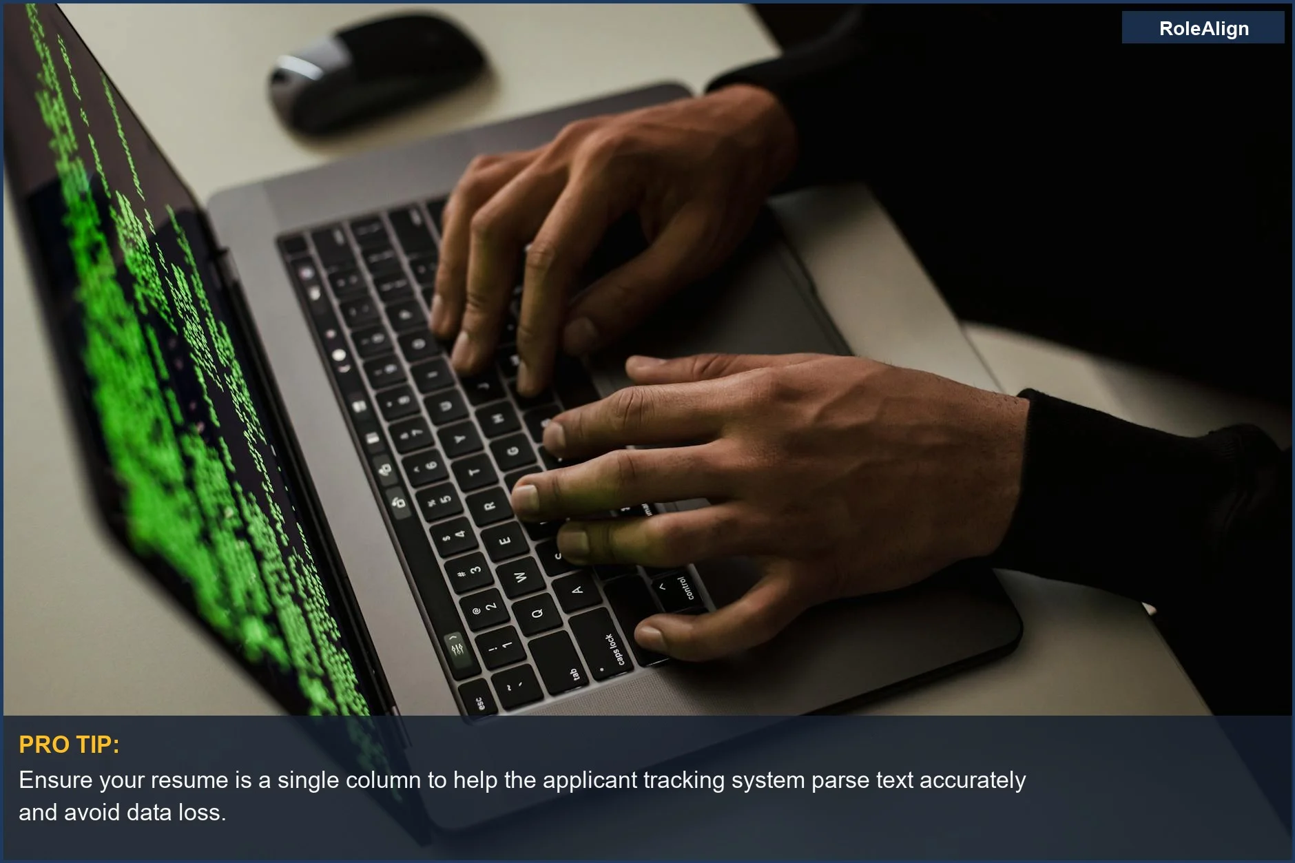Hacker anónimo escribiendo en una laptop con datos en la pantalla, mostrando el proceso de carga de archivos y extracción de texto en sistemas de seguimiento de candidatos.