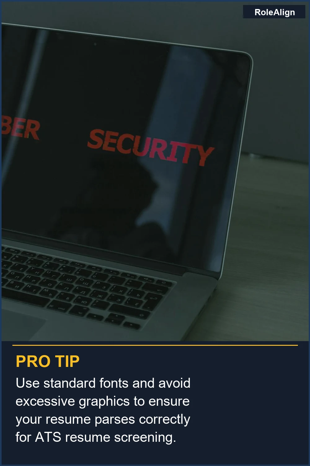 Utiliza fuentes estándar y evita gráficos excesivos para asegurar que tu currículum se analice correctamente para el cribado de currículums ATS.