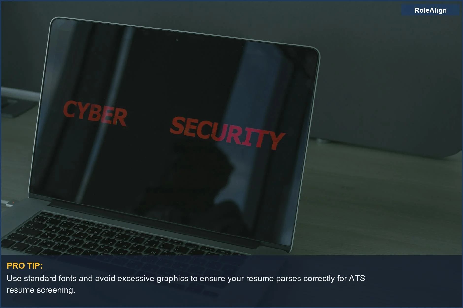 Laptop que muestra texto de ciberseguridad, destacando la importancia de los datos estructurados para el cribado de currículums ATS.