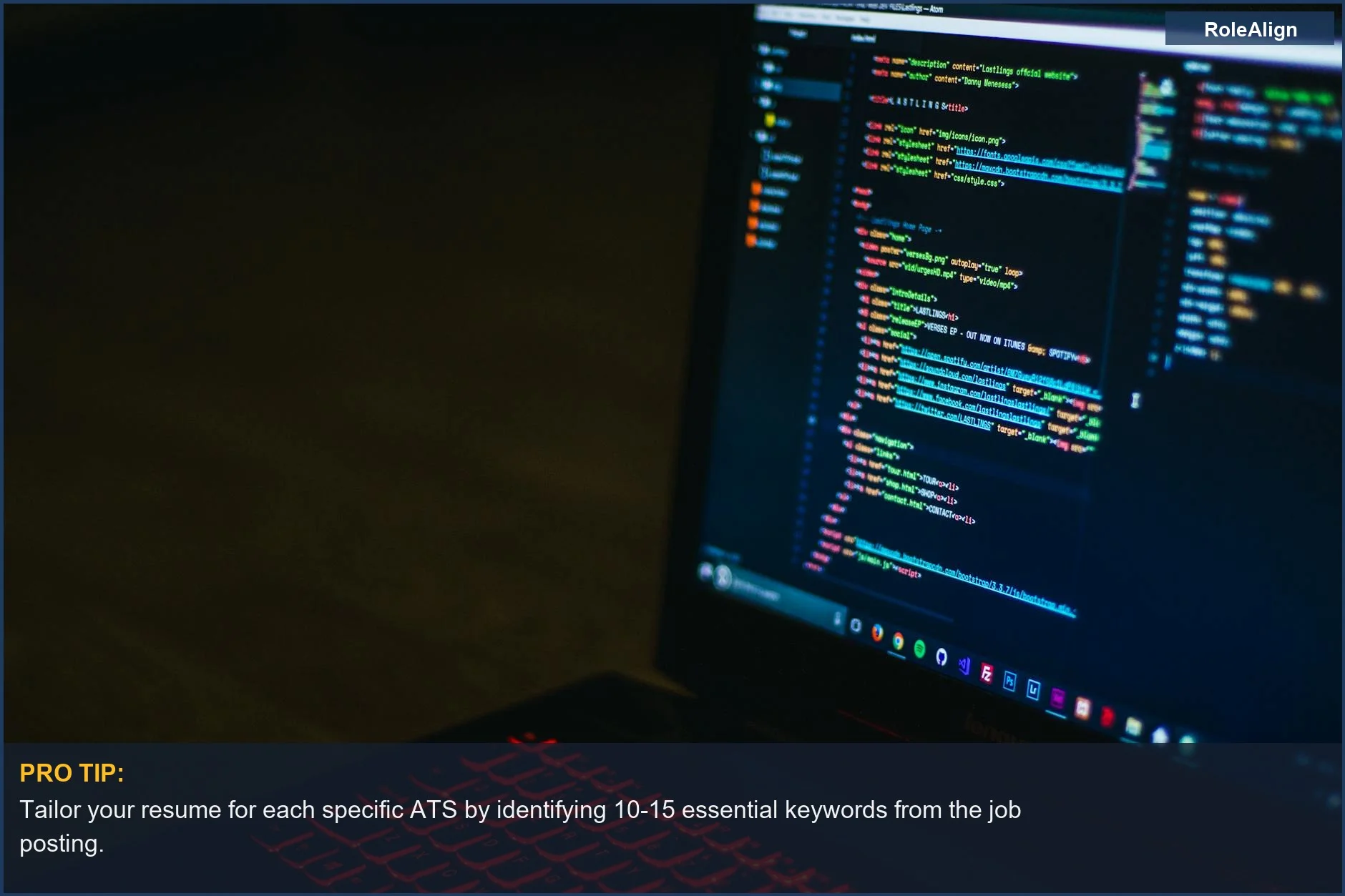 Teclado retroiluminado en rojo y código en la pantalla de una laptop, demostrando cómo diferentes plataformas ATS manejan el análisis de currículums y la coincidencia de palabras clave.