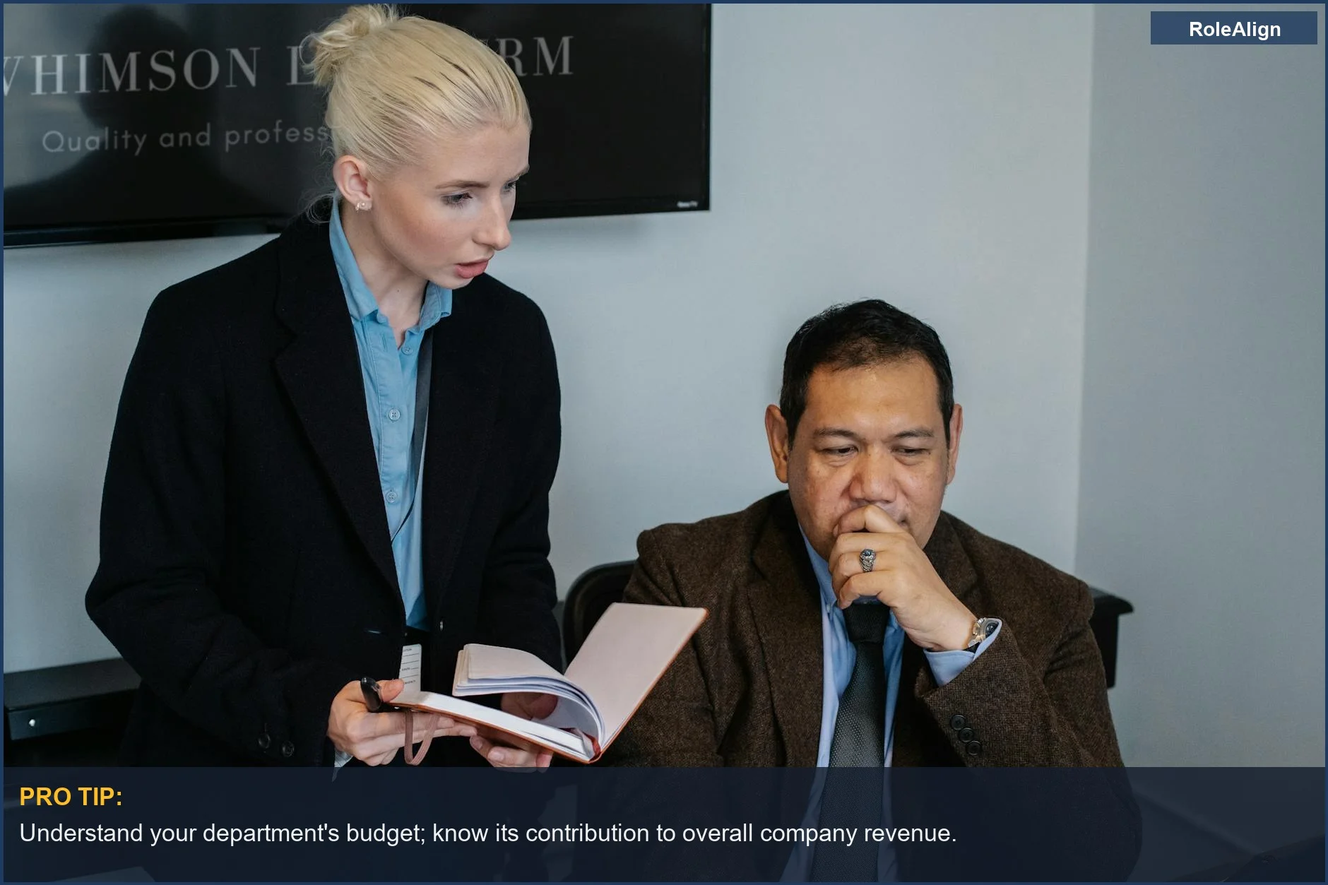 Compañeros de trabajo multirraciales discuten proyectos de negocios, demostrando la importancia de comprender la salud financiera en las decisiones de despido.