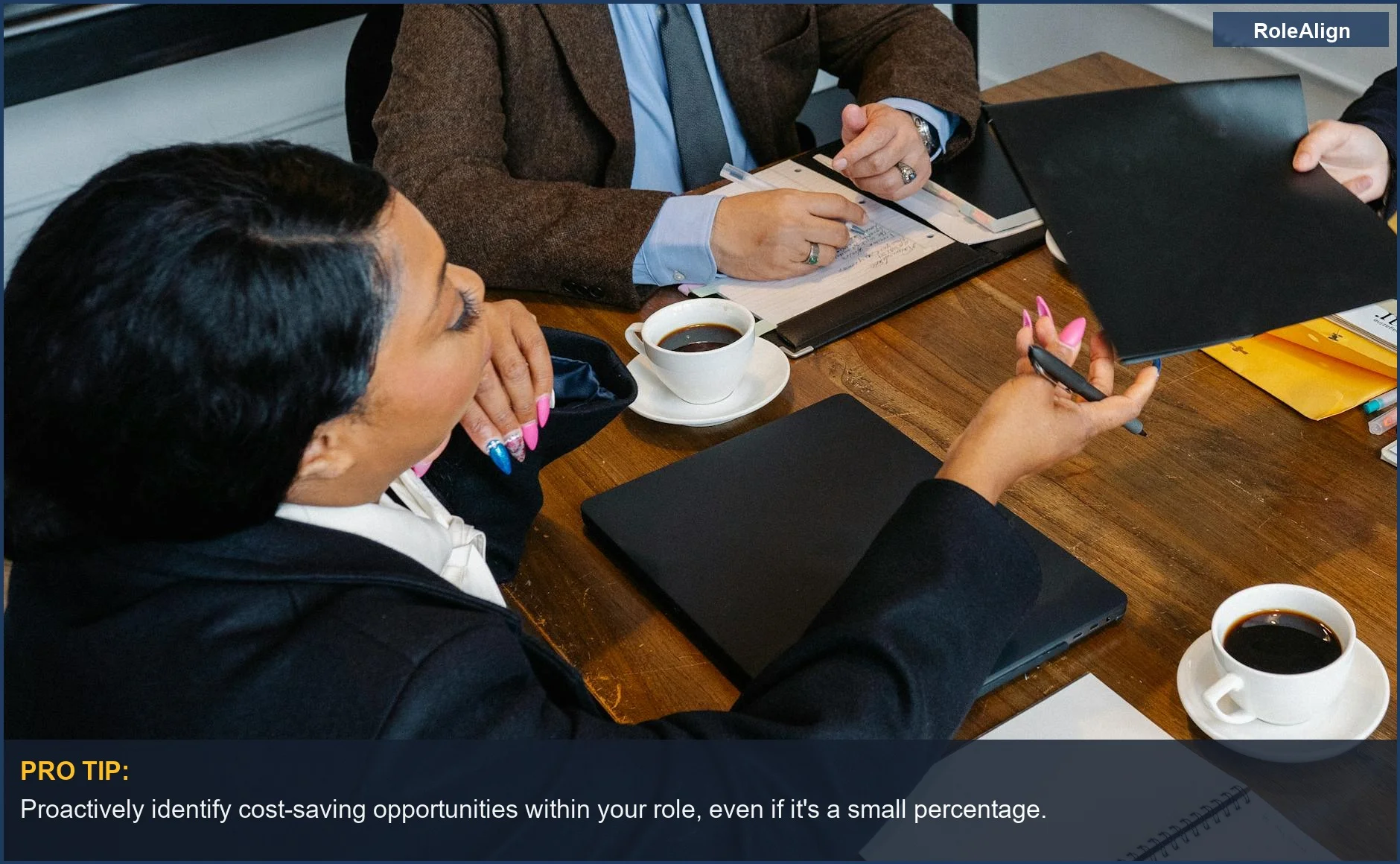 Equipo diverso colabora con documentos, ilustrando medidas de reducción de costos y cómo las empresas deciden a quién despedir.