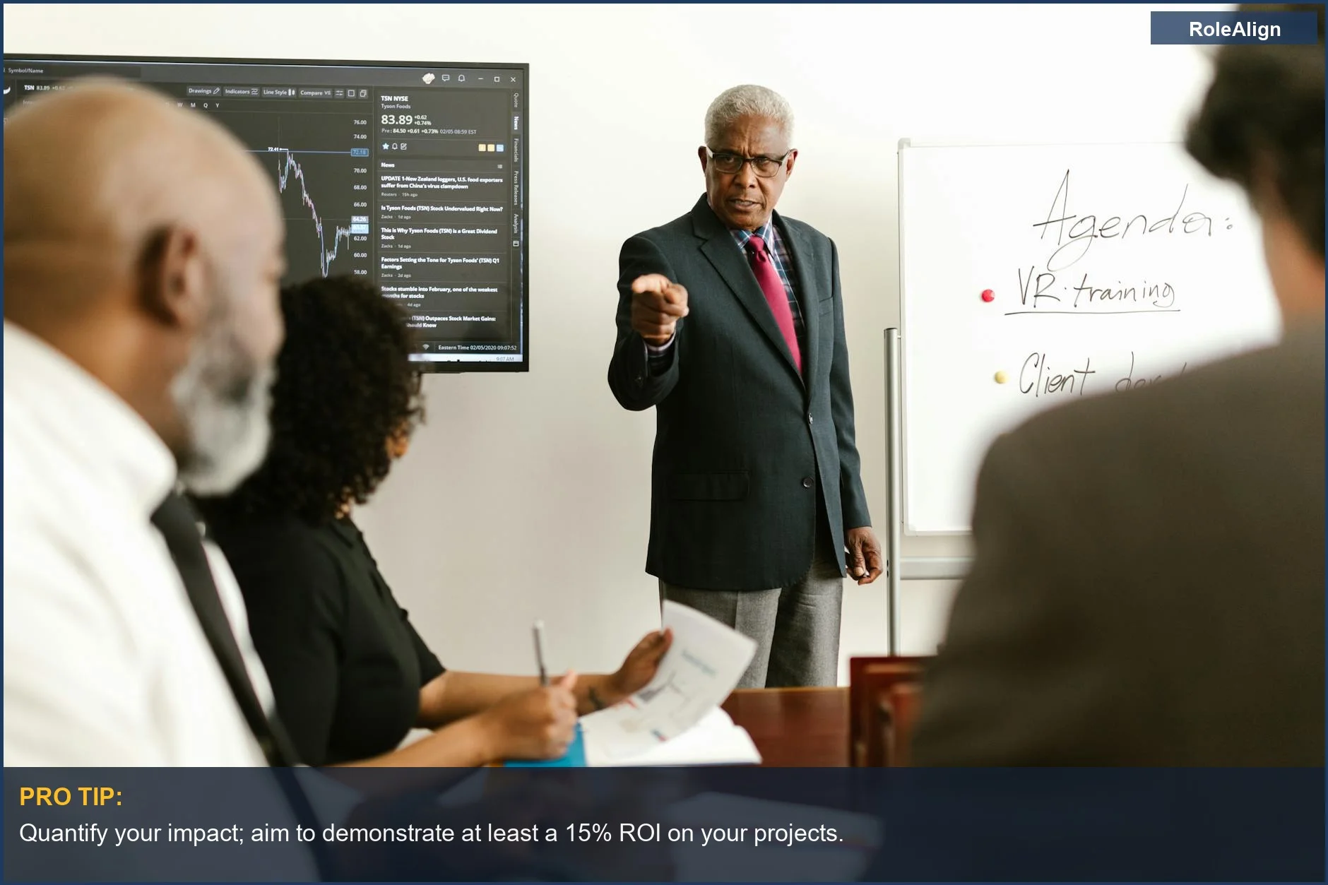 Un alto ejecutivo dirige una reunión, mostrando el análisis financiero detrás de las decisiones de despido y la clasificación forzosa de empleados.