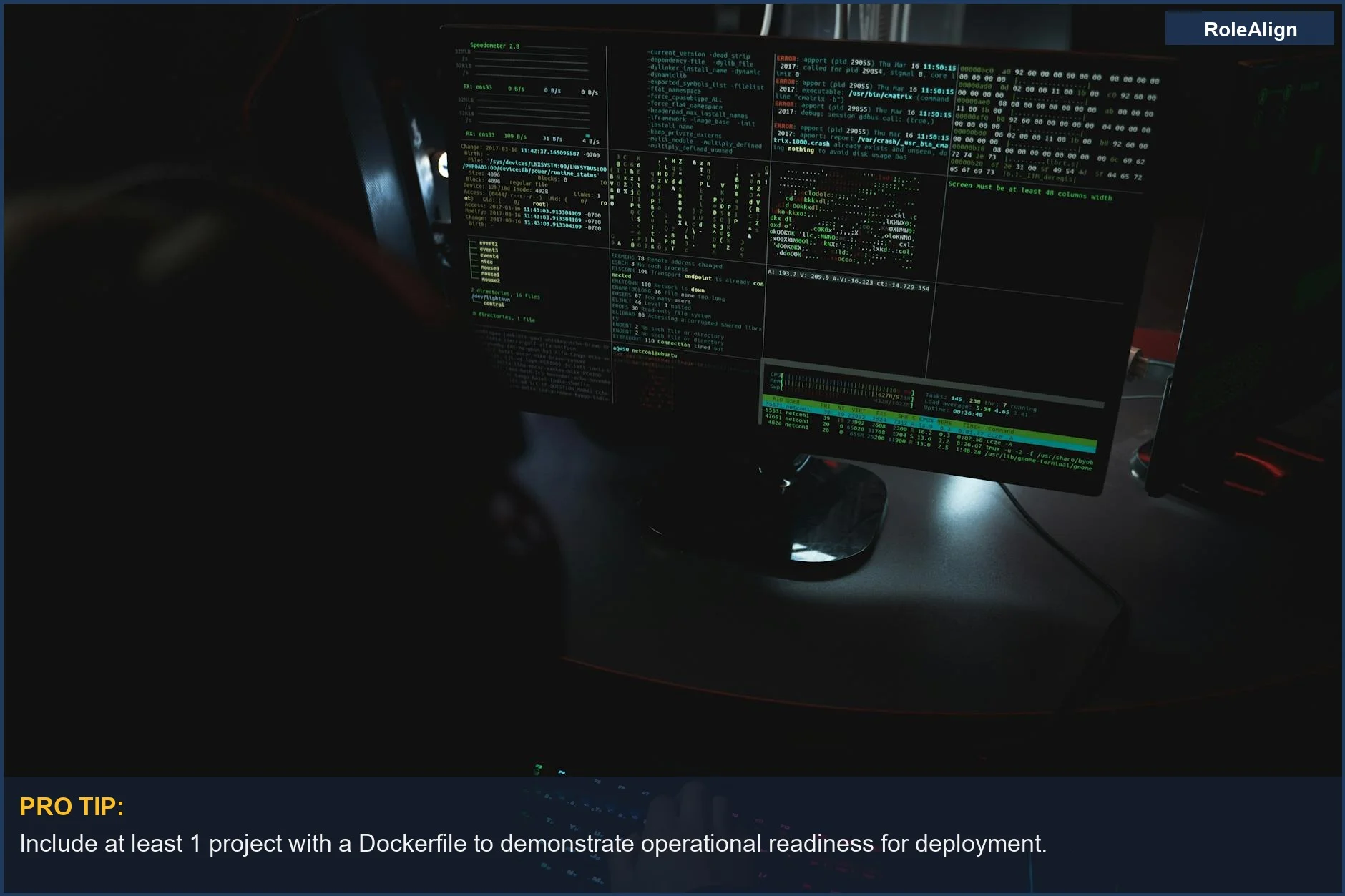 Habitación oscura con múltiples monitores de PC mostrando código de ciberseguridad para roles de IA/ML sin experiencia en la industria.