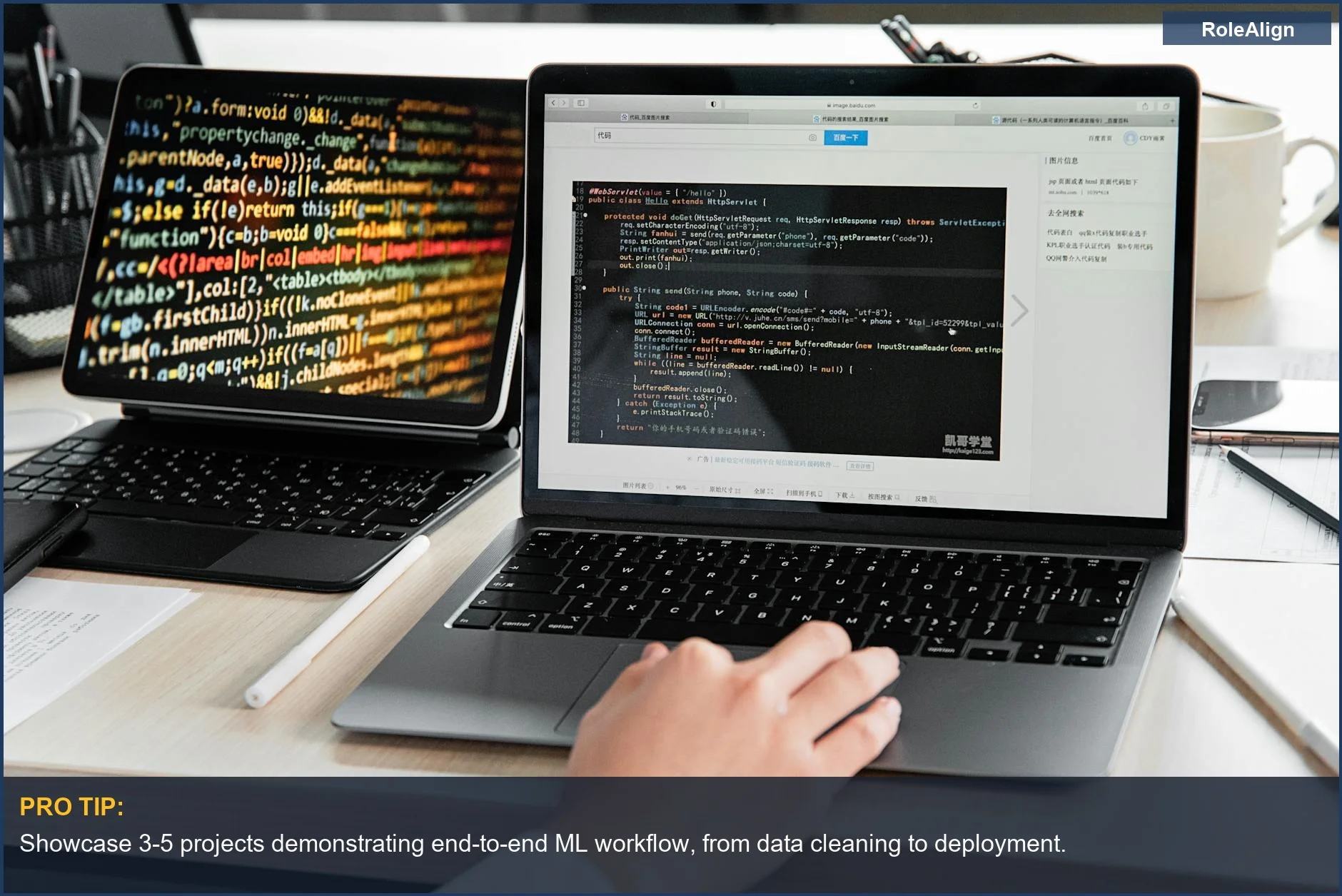 Desarrollador codificando en un portátil, mostrando scripts de programación para crear un portafolio de IA/ML sin experiencia en la industria.