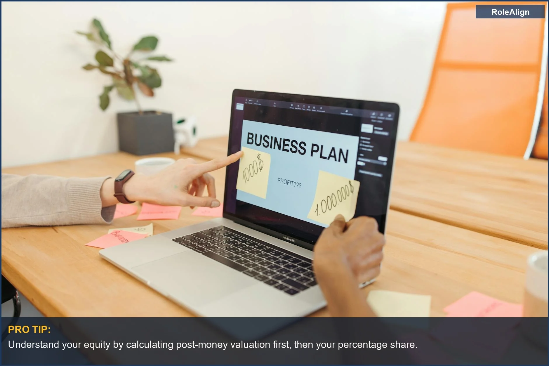 Evaluación de ofertas de empleo en startups de IA: profesionales analizando un plan de negocios con portátil y detalles de capital.