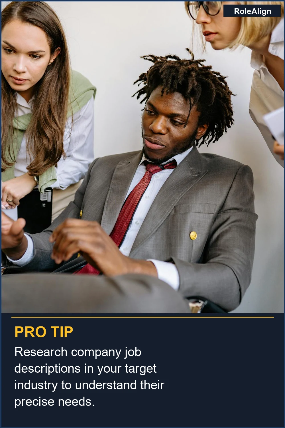 Investiga las descripciones de puestos de empresas en tu industria objetivo para comprender sus necesidades precisas.