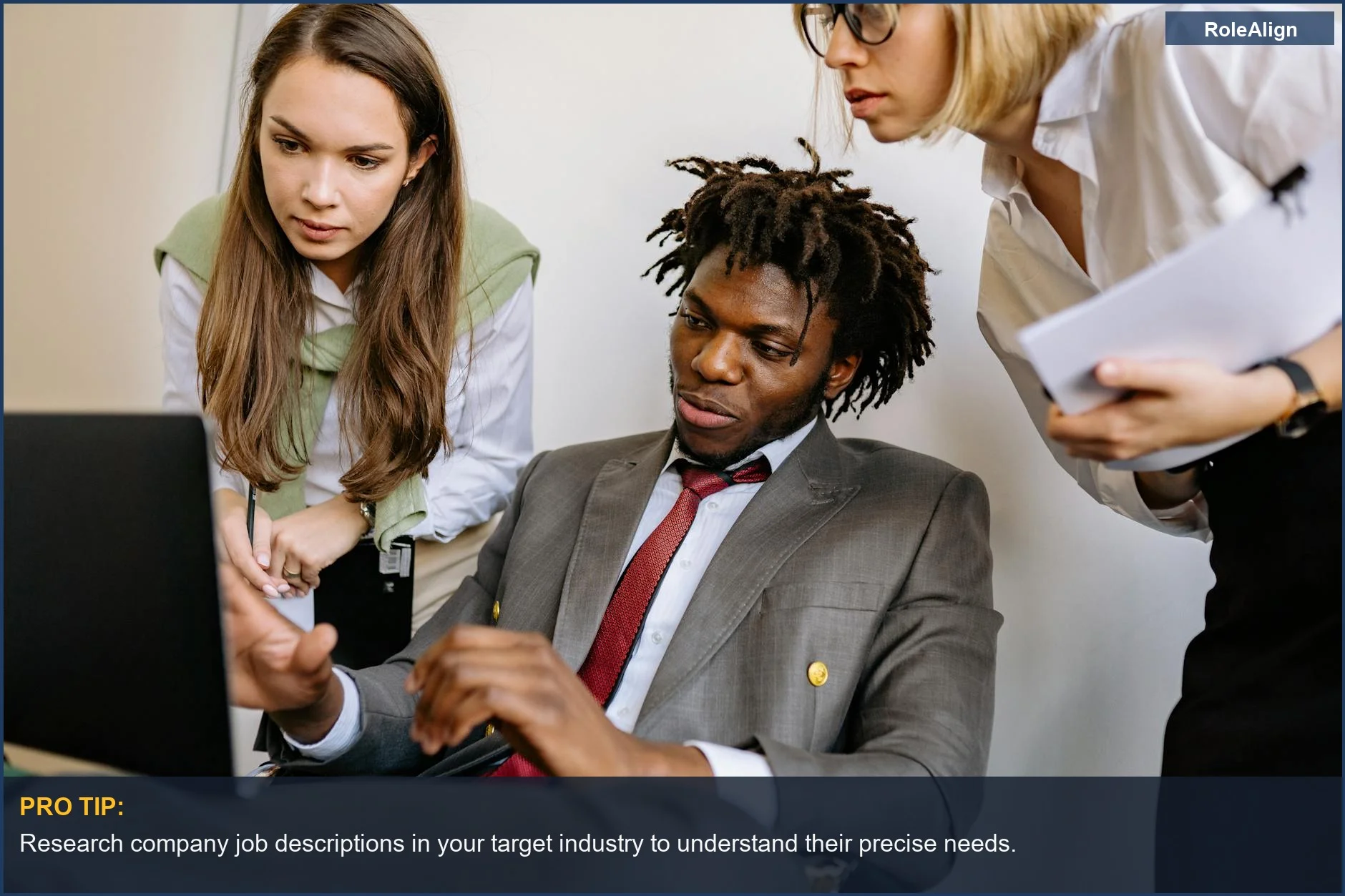 Equipo diverso colaborando en una oficina, simbolizando la búsqueda estructurada de habilidades específicas al definir una propuesta de valor única.