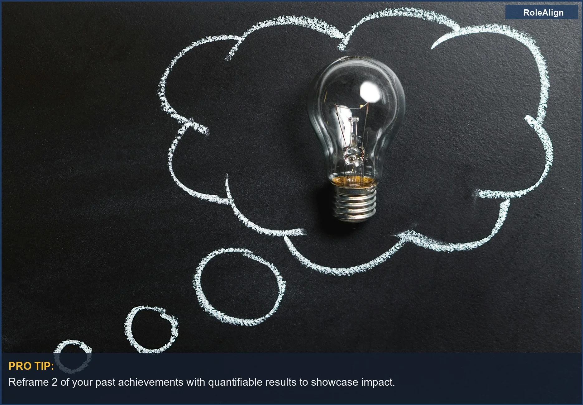 Bombilla con una burbuja de pensamiento en una pizarra, representando el pensamiento innovador para tu propuesta de valor única.