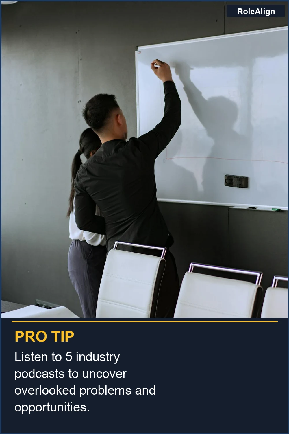 Escucha 5 podcasts de la industria para descubrir problemas y oportunidades pasados por alto.