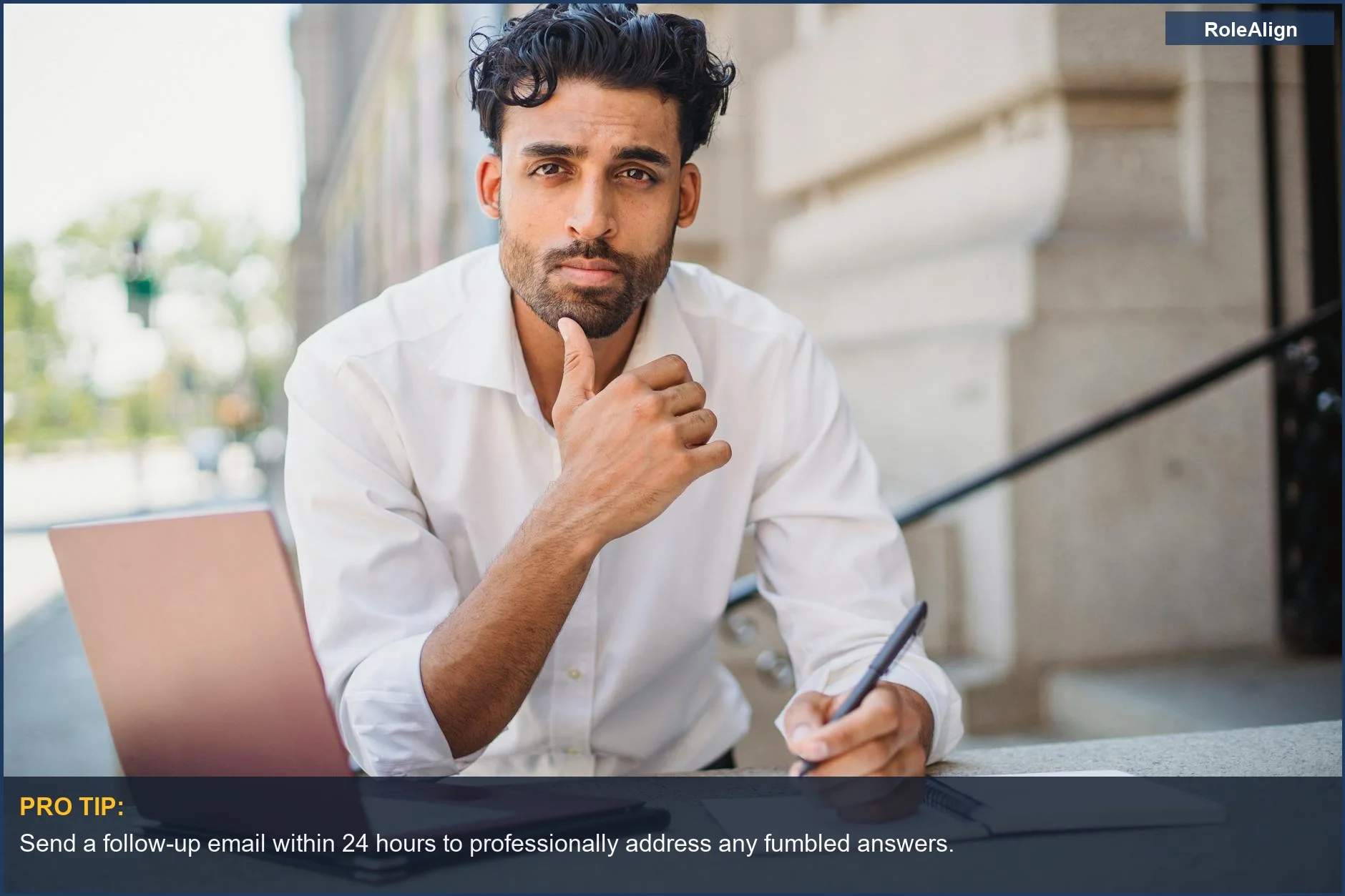 Hombre con traje escribiendo en una libreta al aire libre, ideando estrategias sobre cómo recuperarse de errores en la entrevista.