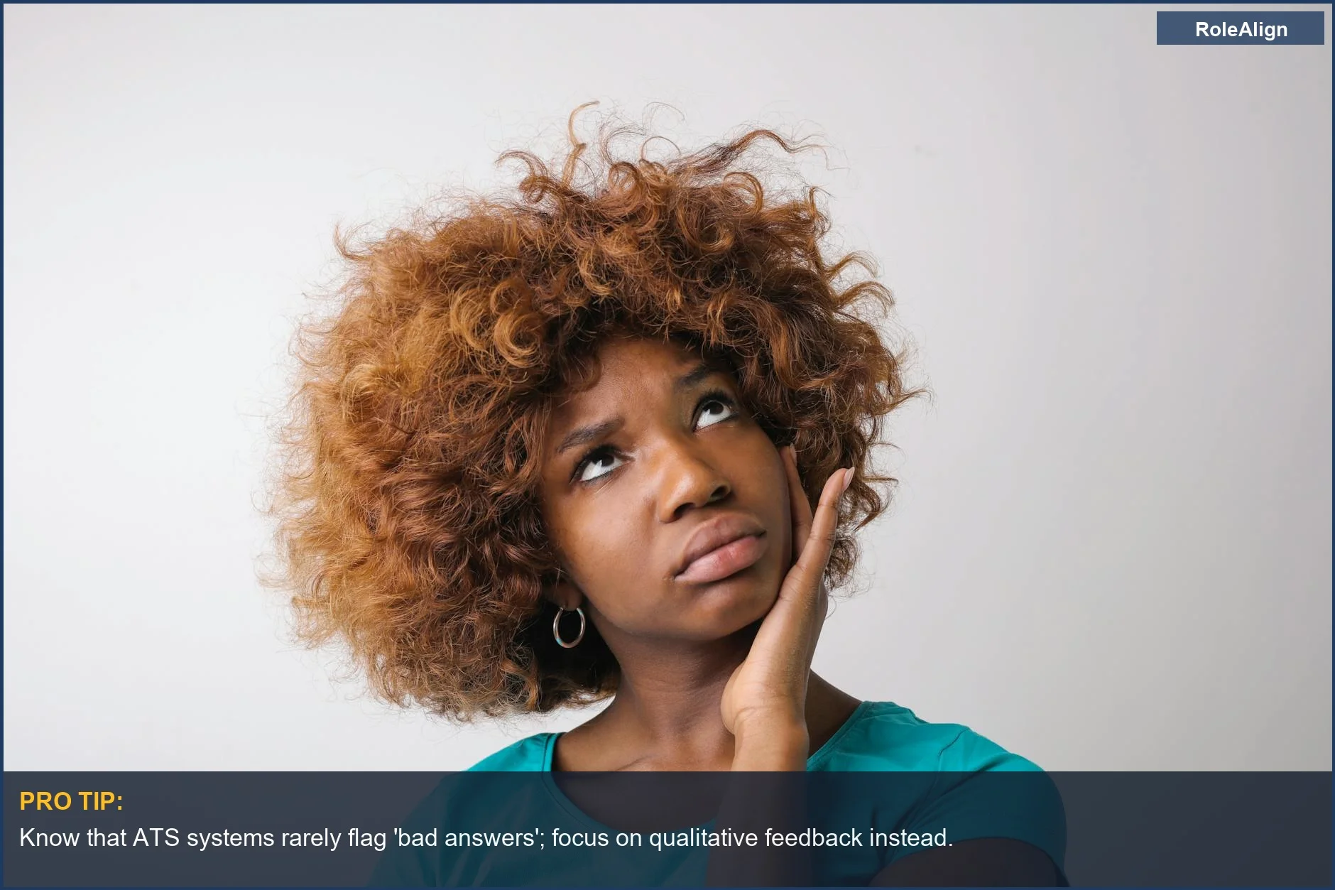 Mujer negra con cabello rizado en profunda reflexión, contemplando cómo recuperarse de una pregunta de entrevista desafiante.