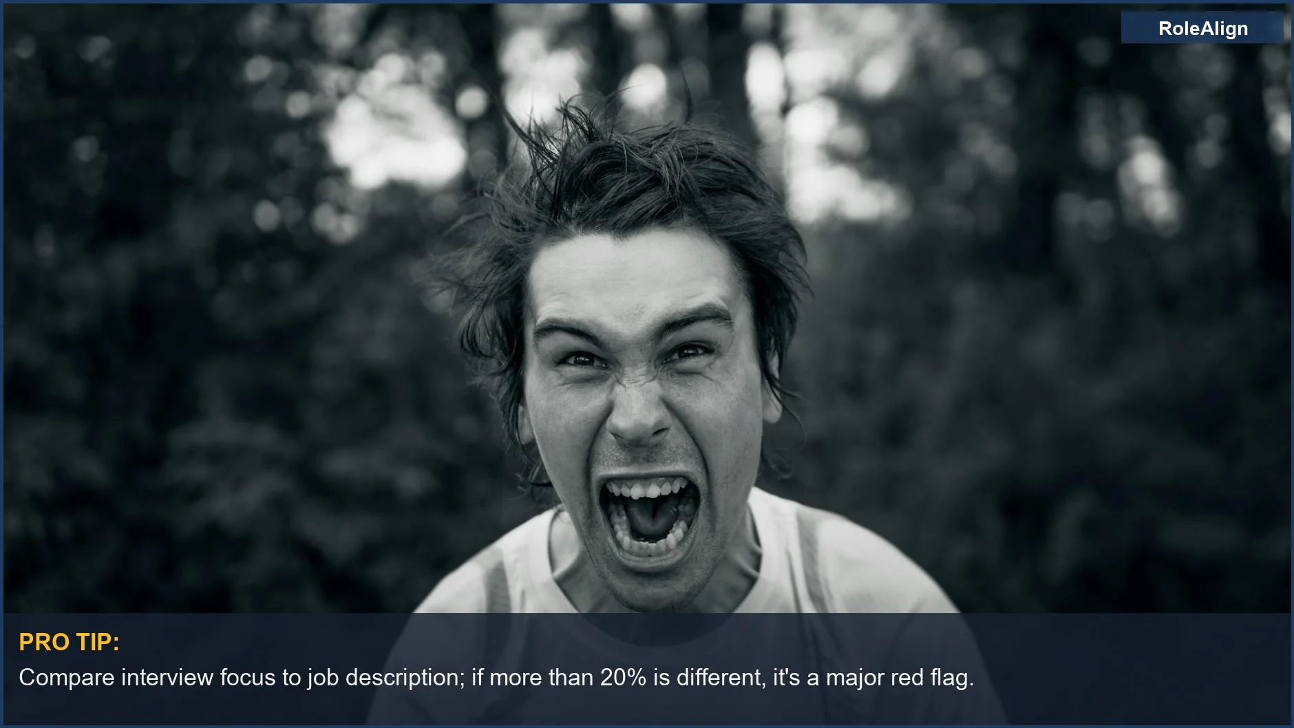 Hombre gritando furiosamente, representando la intensa frustración cuando las descripciones de trabajo no coinciden con las discusiones de la entrevista.