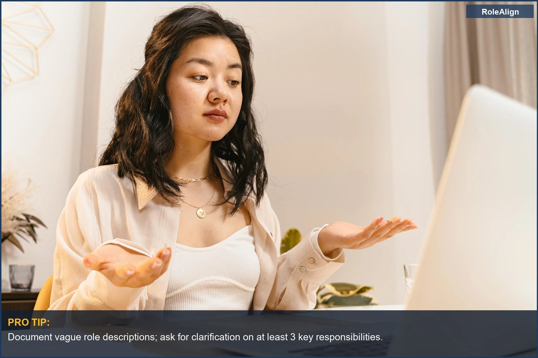 Mujer luce confundida ante un portátil, una reacción común a las expectativas poco claras de la empresa durante las entrevistas de trabajo.