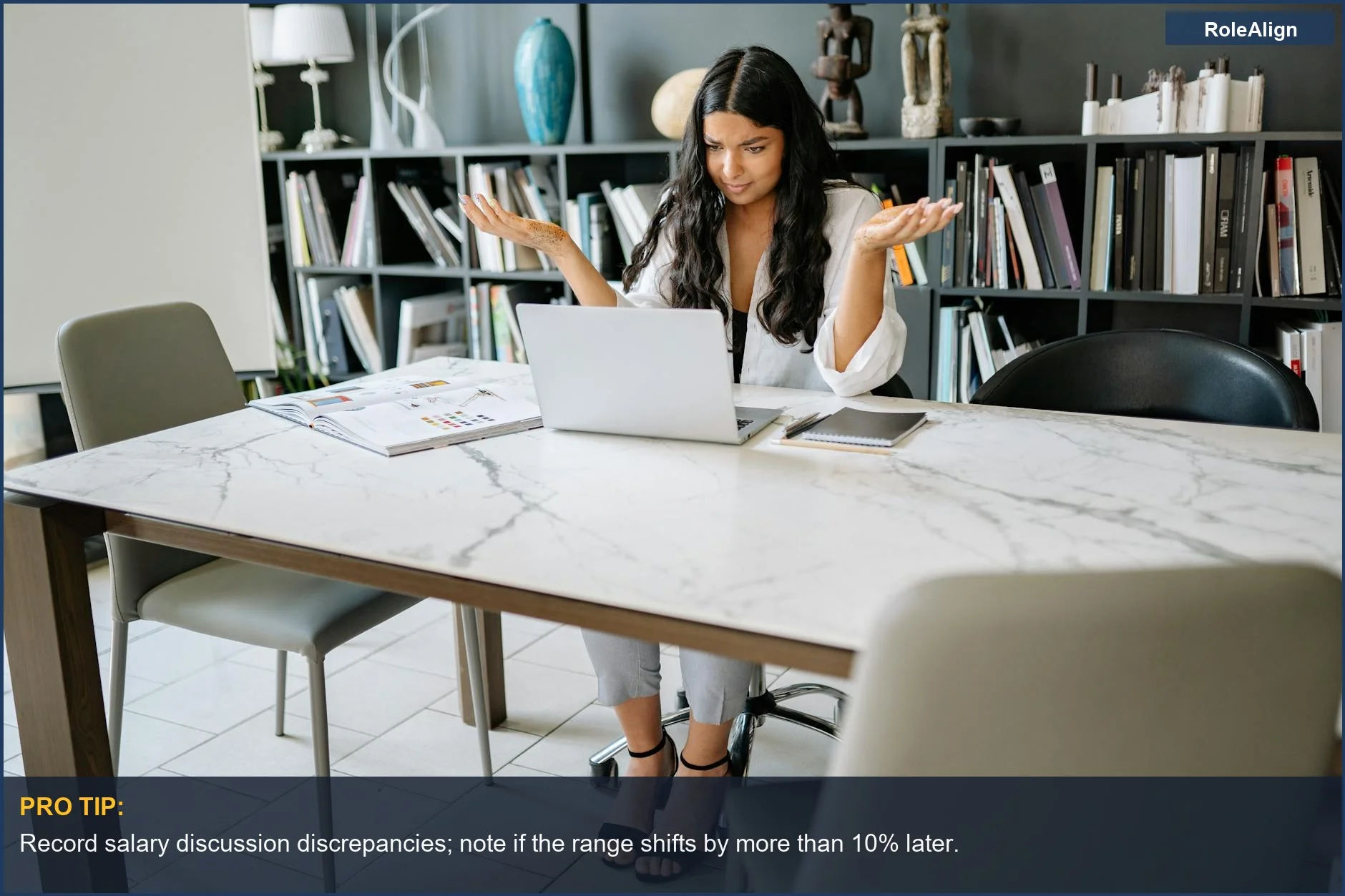 Mujer trabajando de forma remota y luciendo confundida, una imagen para identificar señales de alerta en entrevistas de empresa.