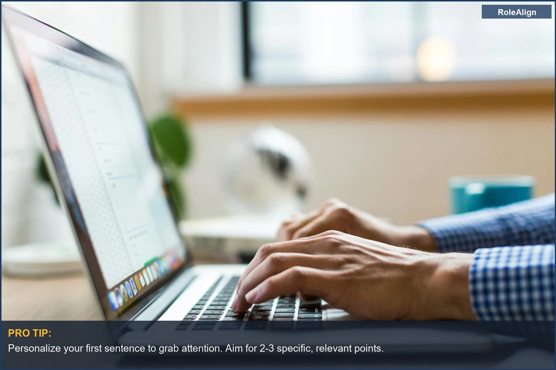 Adulto escribiendo en un portátil en una oficina luminosa y moderna, centrándose en la estrategia de email en frío.