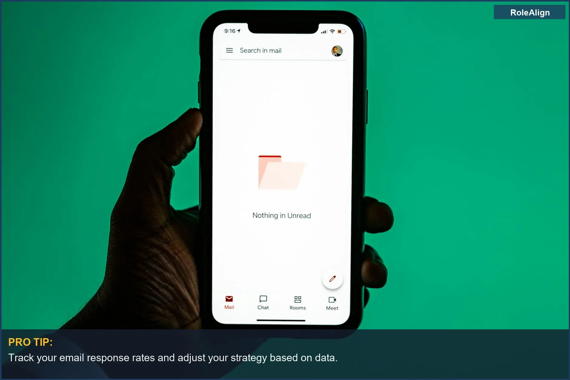 Mano sosteniendo un smartphone con una aplicación de correo electrónico abierta, sobre un fondo verde, para las tasas de respuesta por correo electrónico.